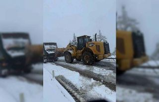 Yolda kalan araçlar iş makineleriyle kurtarılıyor