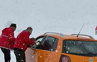 Yolda kalanların yardımına Kızılay ekipleri yetişti
