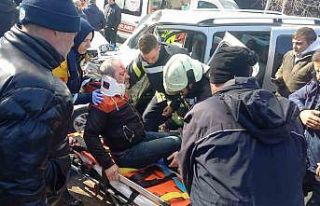 Yolda yürürken park halindeki kamyonun altında...