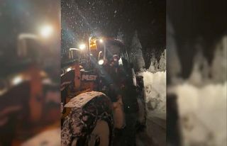 Yolu kapanan köyde hastalanan çocuk için seferber...