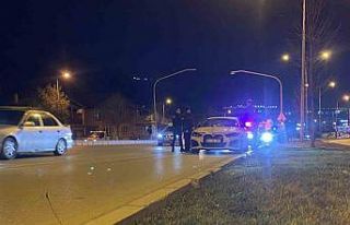 Yolun karşısına geçmeye çalışan yaşlı adam...