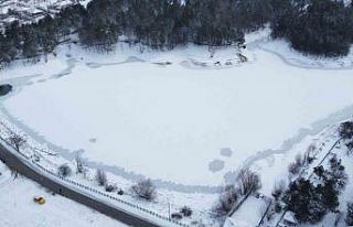 Yozgat’ta buz tutan gölet havadan görüntülendi,...