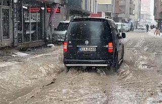 Yüksekova’da caddeler göle döndü: Araçlar ilerlemekte...