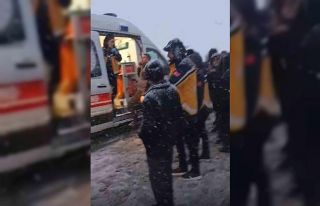 Yüksekova’da yoldan çıkan kamyonet devrildi:...