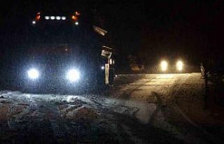 Zonguldak-Ereğli kara yolunda sürücüler kar nedeniyle...