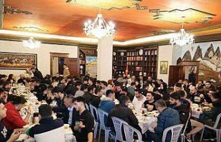 200 öğrenci başkanlık makamında sahur yaptı