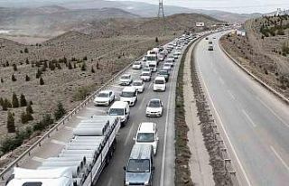 43 ilin geçiş güzergahında araç yoğunluğu zirve...