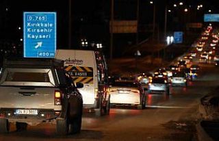 43 ilin geçiş noktasında bayram trafiği böyle...