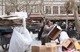 70 yaşındaki kadın sokak sokak gezerek karton topluyor