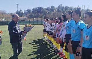8 Mart’ta kadın hakem ve futbolculara çiçek verildi