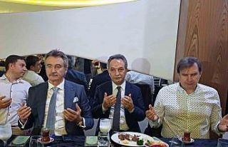 Adana’da koruyucu aileler ve çocukları iftar programında...