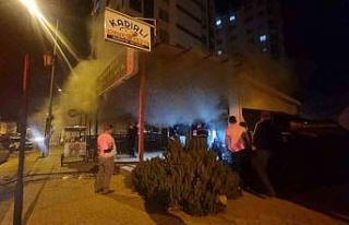 Adana’da sucuk ekmek dükkanı yanarak kullanılamaz...