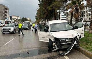 Adıyaman’da hafif ticari araç ile otomobil çarpıştı:...