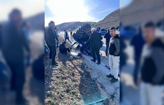 Adıyaman’da kum yüklü traktör devrildi: 1 ağır...
