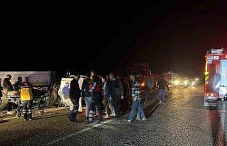 Adıyaman’da otomobil U dönüşü yapan tıra çarptı:...