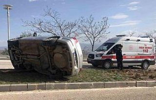 Ağacın sayesinde takla atmaktan kurtulan otomobil...