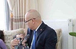 Ağrı Valisi Koç, epilepsi hastası Selçuk Eymen’i...