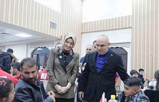 Ağrı Valisi Mustafa Koç, yetim çocuklarla iftar...