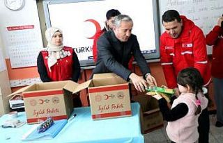 Ağrı’da "Bir sınıf bir koli" projesi...