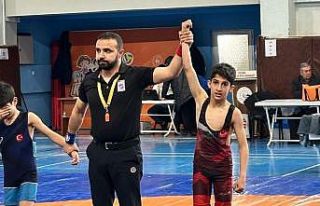 Ağrı’nın genç güreşçileri madalyalarla döndü