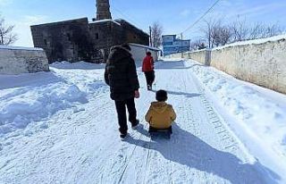 Akyaka’da çocuklar kızaklarla kayarak karın tadını...
