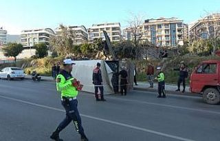 Alanya’da muz yüklü kamyonet devrildi :1 yaralı