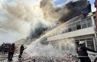 Alevlere teslim olan iş yeri yangınında 5 bölüm...