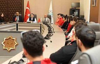 ALKÜ’lü derece yapan sporcular Rektör Türkdoğan...