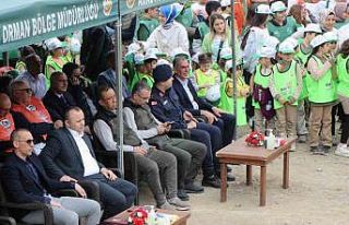 Amasya’da protokol koltuklarda oturdu, öğrenciler...