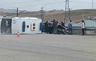 Ambulansla otomobil çarpıştı: 5 yaralı