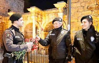Antalya’da 8 Mart’ta görev yapan kadın polislere...