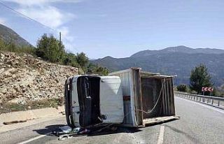 Antalya’da inşaat malzemesi yüklü kamyonet devrildi:...