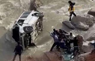 Araç dereye uçtu: 1 yaralı, 1 kayıp