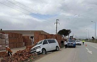 Aracıyla tuğla fabrikasına girdi: 3 yaralı