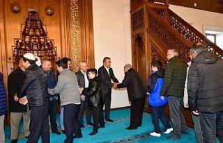 Ardahan’da protokol ile vatandaş camide bayramlaştı