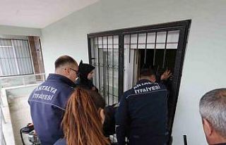 Arkadaşına ulaşamayan genç kız, gözyaşları...