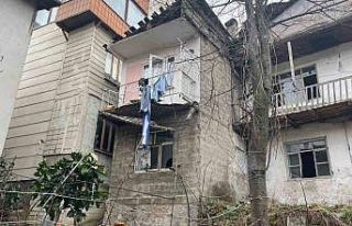 Artvin’de çamaşır asmaya çıktığı balkon...