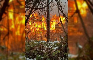 Artvin’de iftar vakti çıkan yangında 2 ev küle...