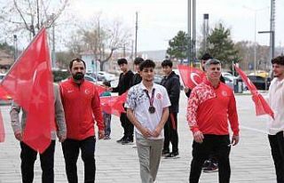 Avrupa üçüncüsü güreşçiye coşkulu karşılama