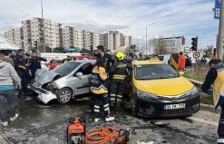 Aydın’da taksi ile otomobil çarpıştı: 2 yaralı