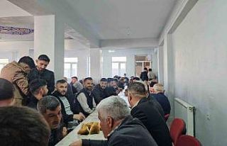 Aydınlar beldesinde yüzlerce kişi bayram yemeğinde...