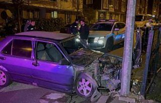 Aydınlatma direğine çarpan alkollü sürücü hurdaya...