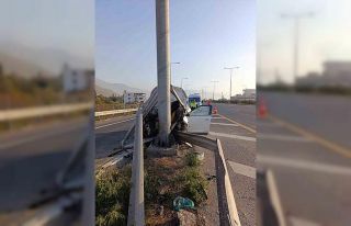 Aydınlatma direğine çarpan suv hurdaya döndü:...