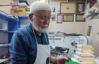 Babasından devraldığı ciltçiliği sürdürüyor