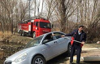 Bahçesindeki yangına yetişmek isterken kaza yaptı