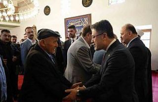 Bakan Yumaklı, bayram namazı sonrasında vatandaşlarla...