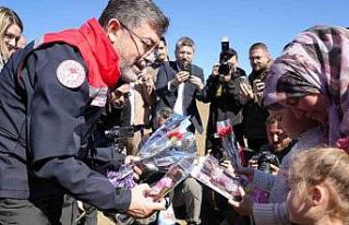 Bakan Yumaklı, tarlada Taşköprü sarımsağı dikti