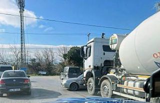 Balıkesir’de beton mikseri ile otomobil çarpıştı