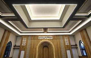 Başiskele Sahil Mescidi, teravih namazı ile ibadete...