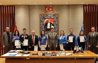 Başkan Eyüp Kahveci, başarılı kick boks sporcularını...